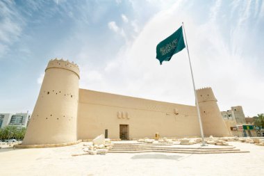 Suudi Arabistan 'ın Riyad kentindeki tarihi bir simge olan Suudi Arabistan bayrağını sallayan Masmak kalesi