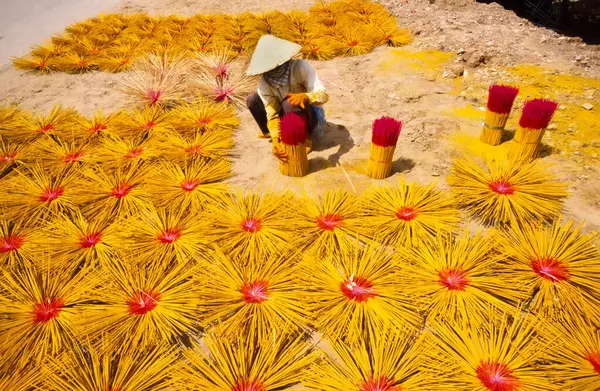 Geleneksel tütsü yapan kadın güneşte uzun süre kurutuluyor.