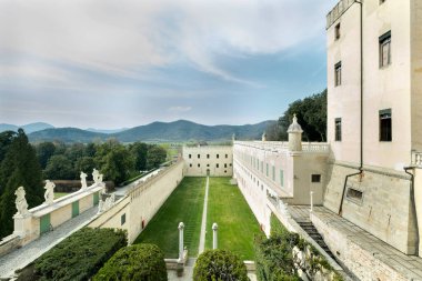 İtalya 'nın tarihi bir simgesi olan Catajo Kalesi' ndeki devlerin avlu manzarası eşsiz mimarisini ve bahçelerini vurguluyor.