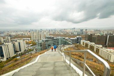 Moğolistan 'daki altın kartal festivali sırasında kartal avcısı altın kartalla bekliyor.