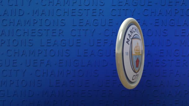 Emblema Rotativo Com Emblema Manchester City Football Club Fundo Azul — Vídeo de Stock