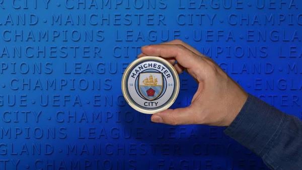 Male Hand Holds Badge Emblem Manchester City Football Club Blue — Stock Photo, Image