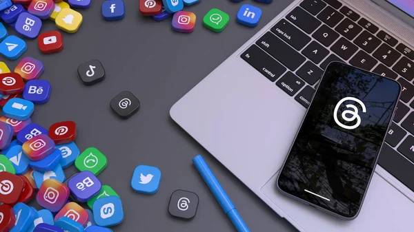 Renderização Smartphone Mostrando Ícone Threads Nova Rede Social Meta Laptop — Fotografia de Stock