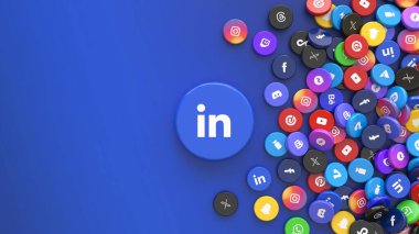 Linkedin simgesiyle çevrili 3d yuvarlak tabak. En önemli sosyal ağların logosu ile çevrili..