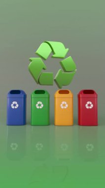 Yeşil geri dönüşüm simgesi 4 renkli çöp tenekesinin arkasında 360 derece dönüyor. Çöp ayırma ve geri dönüşüm kavramı. 4K dikey döngü videosu