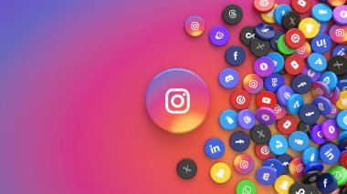 En önemli sosyal ağların logosuna sahip birçok plakayla çevrili Instagram simgesiyle 3D yuvarlak rozet.
