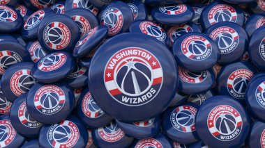Washington Wizards 'ın logosu olan bir sürü rozet. Amerikan NBA Takımı.