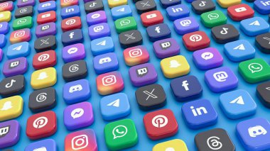 Ana sosyal ağların logosuna sahip bir grup kare rozetin mavi arkaplan üzerine yerleştirilmesi perspektif görünümünde.