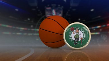 Boston Celtics takımının logosu arka planda odaklanamadığı bir stadyumun yanındaki yuvarlak rozet. NBA basketbol takımı.