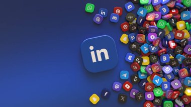 Linkedin simgesiyle çevrili 3d kare plaka. En önemli sosyal ağların logosu ile çevrili..