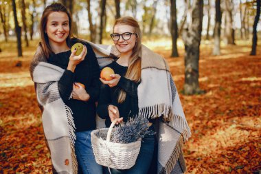Parktaki güzel kızlar. Şık kıyafetler içinde sevimli bayanlar.