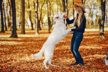 Parktaki güzel kızlar. Şık giyinmiş hoş bayanlar. Tatlı köpekli kız.