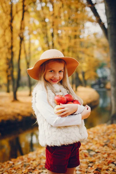 Criança Bonita Parque Outono Menina Elegante Com Cabelo Loiro — Fotografia de Stock