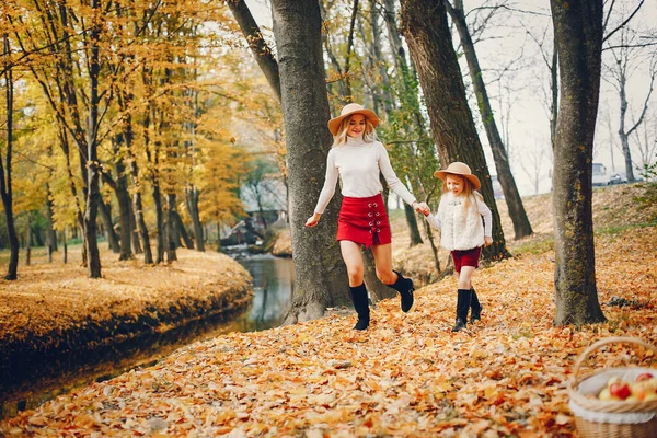 Fashionable Mother Daughter Family Autumn Park — Stock Photo, Image