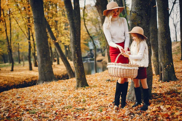 Fashionable Mother Daughter Family Autumn Park — Stock Photo, Image