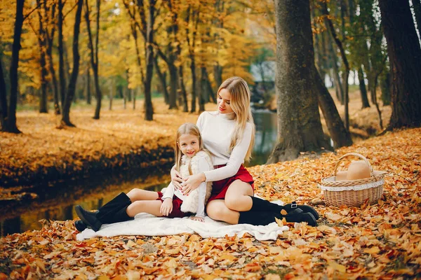 Modische Mutter Mit Tochter Familie Herbstpark — Stockfoto