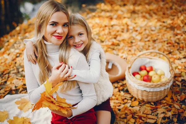 Mãe Moda Com Filha Família Parque Outono — Fotografia de Stock