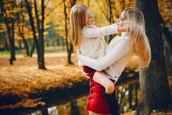 Модная Мать Дочерью Семья Осеннем Парке — стоковое фото