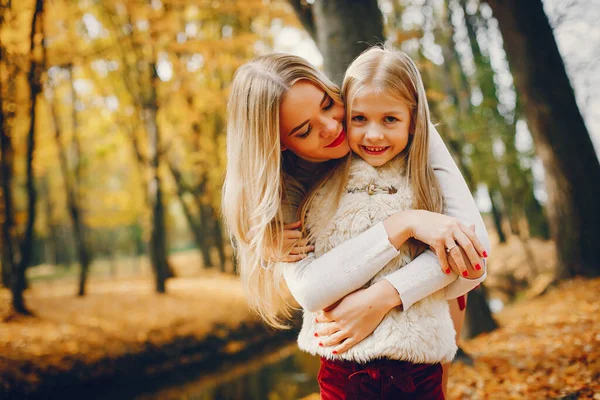 Divatos Anya Lányával Család Őszi Parkban — Stock Fotó
