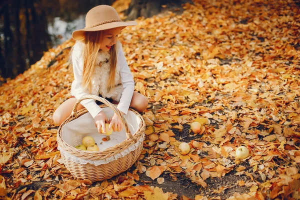 Roztomilé Dítě Podzimním Parku Elegantní Mladá Dáma Blond Vlasy — Stock fotografie
