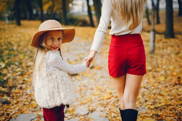 Mãe Moda Com Filha Família Parque Outono — Fotografia de Stock