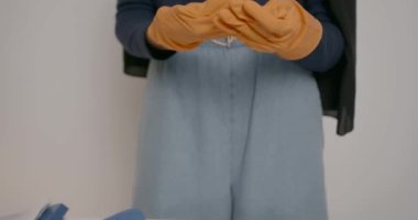İş yerindeki dezenfeksiyon. Masayı ve laptopu temizliyorum..