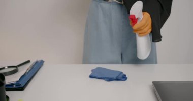 İş yerindeki dezenfeksiyon. Masayı ve laptopu temizliyorum..