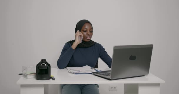 Müslüman Kadınlar Için Online Eğitim Laptopla Çalışan Tesettürlü Mutlu Zenci — Stok video