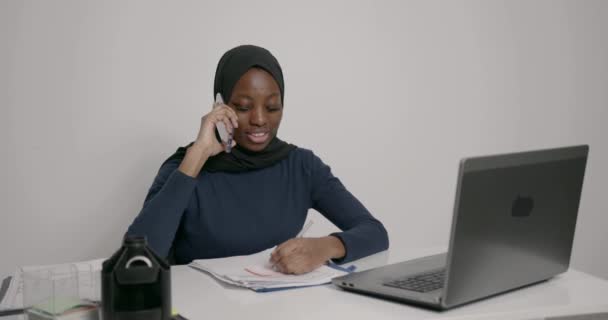 ムスリム女性のためのオンライン教育 ラップトップで勉強するヒジャーブの幸せな黒いイスラム教徒の女性 遠隔での作業又は研究 — ストック動画