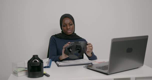 Χρησιμοποιώντας Τεχνολογίες Εικονικής Πραγματικότητας Αυστηρή Νεαρή Γυναίκα Ακουστικά Εικονικής Πραγματικότητας — Αρχείο Βίντεο