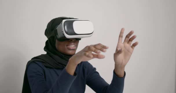 使用Vr技术 在虚拟现实中自信的年轻女性头戴耳机 坐在办公室工作时对着空气指指点点 — 图库视频影像