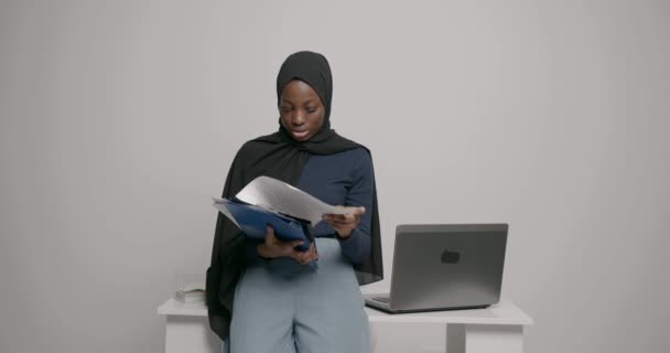 Online Bildung Für Muslimische Frauen Glückliche Schwarze Islamische Dame Hidschab — Stockvideo