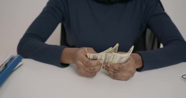 Budget Financiën Mensen Concept Zwarte Vrouw Tellen Geld Thuis — Stockvideo