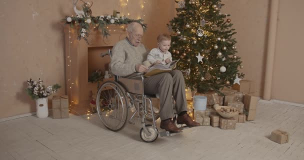 Generační Koncept Stařík Tráví Čas Malým Vnukem Vánoční Zdobený Pokoj — Stock video