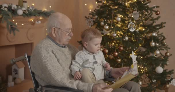 Koncepcja Pokoleń Staruszek Spędza Czas Wnuczkiem Boże Narodzenie Urządzone Pokój — Wideo stockowe