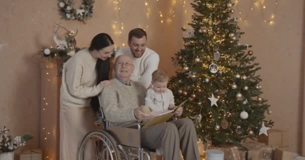 Rodzinny Związek Koncepcja Świąt Starzec Wózku Inwalidzkim Spędza Czas — Wideo stockowe