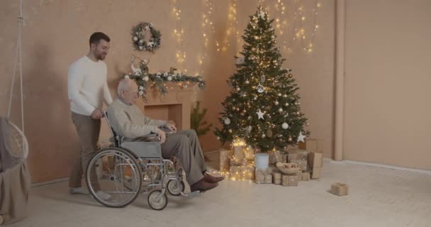 Сімейні Стосунки Різдвяна Концепція Старий Інвалідному Візку Проводить Якісний Час — стокове відео