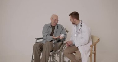 Sağlık hizmeti, yaşlılar konsepti. Yaşlı adam bir doktor tarafından muayene ediliyor..