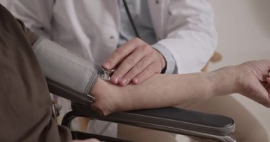 Sağlık hizmeti, yaşlılar konsepti. Yaşlı adam bir doktor tarafından muayene ediliyor..