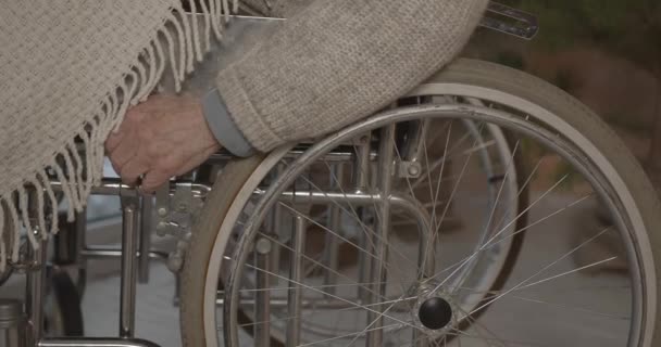 Парализованный Старик Инвалидном Кресле Крупный План Руки Инвалида Толкающего Колесо — стоковое видео