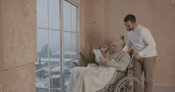Poškozený Starší Muž Invalidním Vozíku Který Doma Používá Tablet Pozitivní — Stock video