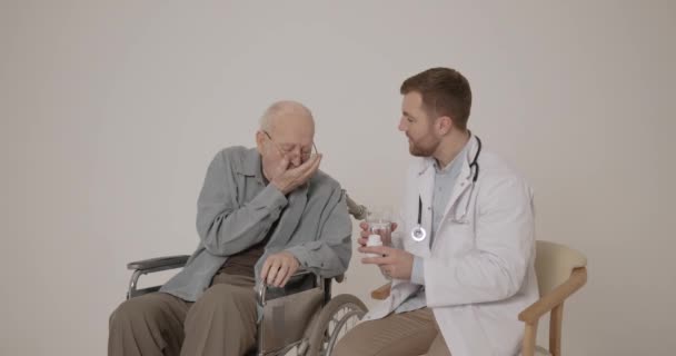 高齢者の概念 医者に診察されてる老人の患者 — ストック動画