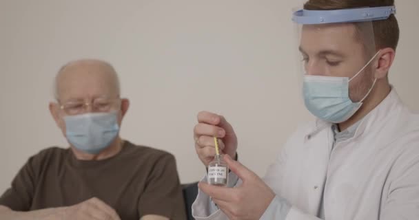 Bezpieczne Szczepienia Dla Starszych Ludzi Starszy Mężczyzna Grypą Lub Szczepionką — Wideo stockowe