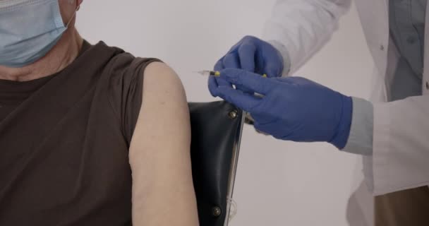 Bezpečné Očkování Pro Staré Lidi Starší Muž Lékařské Chřipce Nebo — Stock video