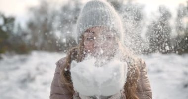 Kışın yürüyüşe çıkmış genç bir kadının portresi..