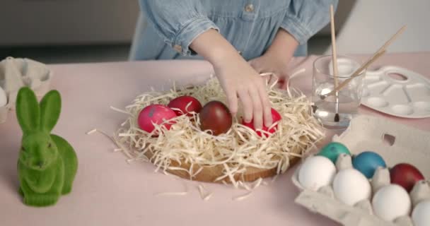 Een Schoolmeisje Grappige Konijnenoren Die Zich Voorbereidt Pasen Maakt Thuis — Stockvideo