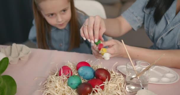 Šťastnou Dovolenou Matka Její Dcera Malují Vajíčka Rodina Připravuje Velikonoce — Stock video