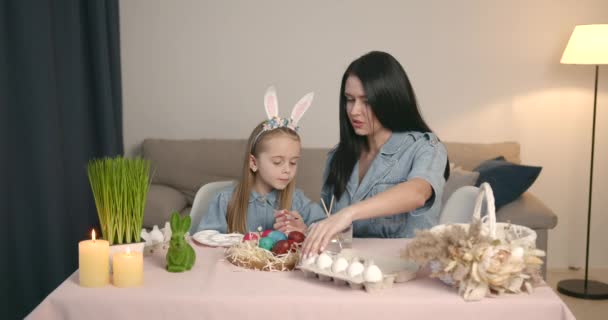 Felices Fiestas Madre Hija Pintando Huevos Familia Preparándose Para Pascua — Vídeo de stock