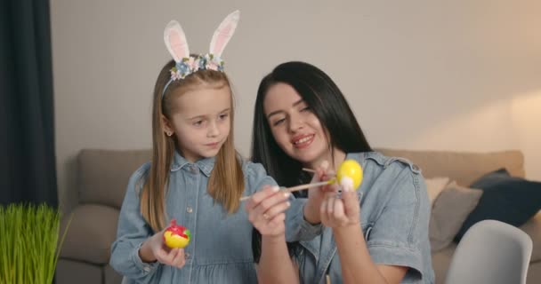 Buona Festa Madre Sua Figlia Con Uova Dipinte Famiglia Che — Video Stock