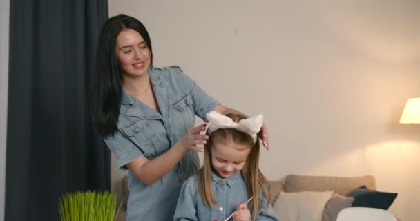 Wesołych Świąt Matka Jej Córka Malują Jajka Rodzina Przygotowuje Się — Wideo stockowe
